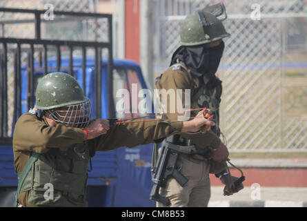 27. Oktober 2012 - Srinagar, Kaschmir, Indien - indische Sicherheitskräfte verwendet Schlinge Aufnahmen während einer Protestaktion in Srinagar, der Sommerhauptstadt des indischen Teil Kaschmirs. Es war am 27. Oktober 1947 als die indische Armee am Flughafen Srinagar landete, einen Tag nach Maharaja Hari Singh die Beitrittsurkunde mit New Delhi ebnet den Weg für die Streitkräfte unterzeichnet zu übernehmen, pakistanischer Jäger, Bihar & Anhang wollten. Der Vorsitzende Hurriyat (G) hat auch gesagt, Oktober 27 ist ein schwarzer Tag in der Geschichte von Jammu und Kaschmir und der Eid am selben Tag fällt. (Kredit-Bild: © Altaf Zargar/ZUMAPRESS.com) Stockfoto