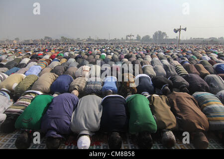 27. Oktober 2012 - Srinagar, Kaschmir, Indien - kaschmirische Muslime beten während der Eid al-Adha-Feierlichkeiten in Srinagar, der Sommerhauptstadt des indischen Teil Kaschmirs. Muslime weltweit beobachten die dreitägigen Eid Festival, während, das sie zulässig Tiere - in der Regel Rams, Ziegen, Schafe, Kühe und Kamele - zum Gedenken an den Propheten Abraham (Ibrahim) Bereitschaft, seinen Sohn zu opfern, als ein Zeichen für seinen Gehorsam gegenüber Gott zu opfern. (Kredit-Bild: © Altaf Zargar/ZUMAPRESS.com) Stockfoto