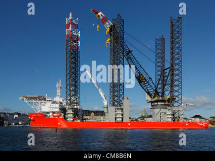 Oktober, Freitag 26, 2012 - PACIFIC ORCA besucht größte Offshore-Wind Farm Installation Schiff jemals gebauten Copenhagen. Die Pacific Orca ist eine speziell entwickelte Schwerlast-Hubschiff im Besitz von Swire Pacific, betrieben von Swire Blue Ocean, Copenhagen. PACIFIC ORCA angekommen Kvæsthusbroen im Hafen von Kopenhagen 23. Oktober - Anfang Oktober 28 verlassen. Benennung von Zeremonie angeordnet Präsentation für Kunden und Öffentlichkeit von der dänischen Tochtergesellschaft Swire Blue Ocean. Das Schiff wurde von Samsung Heavy Industries, Korea geliefert. Stockfoto