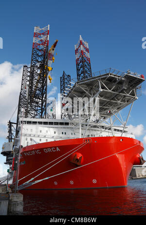 Oktober, Freitag 26, 2012 - PACIFIC ORCA besucht größte Offshore-Wind Farm Installation Schiff jemals gebauten Copenhagen. Die Pacific Orca ist eine speziell entwickelte Schwerlast-Hubschiff im Besitz von Swire Pacific, betrieben von Swire Blue Ocean, Copenhagen. PACIFIC ORCA angekommen Kvæsthusbroen im Hafen von Kopenhagen 23. Oktober - Anfang Oktober 28 verlassen. Benennung von Zeremonie angeordnet Präsentation für Kunden und Öffentlichkeit von der dänischen Tochtergesellschaft Swire Blue Ocean. Das Schiff wurde von Samsung Heavy Industries, Korea geliefert. Stockfoto