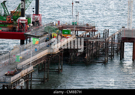 27. Oktober 2012 - Mumbles - Swansea - UK: Arbeitnehmer, die Besichtigung des Schadens verursacht, murmelt Pier nach einem Brand in den frühen Stunden des morgens. Die Polizei sagt das Feuer möglicherweise verursacht worden durch einen Funken aus einer Lötlampe während der Arbeit eine £9 bauen. 5m-Rettungsstation, sich vom Wind gepeitscht.  Die hölzerne Terrasse beschädigt wurde, aber die Hauptstruktur ist "OK". Stockfoto