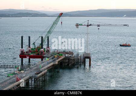 27. Oktober 2012 - Mumbles - Swansea - UK: Arbeitnehmer, die Besichtigung des Schadens verursacht, murmelt Pier nach einem Brand in den frühen Stunden des morgens. Die Polizei sagt das Feuer möglicherweise verursacht worden durch einen Funken aus einer Lötlampe während der Arbeit eine £9 bauen. 5m-Rettungsstation, sich vom Wind gepeitscht.  Die hölzerne Terrasse beschädigt wurde, aber die Hauptstruktur ist "OK". Stockfoto