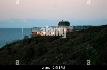 27. Oktober 2012 - Mumbles - Swansea - UK: Sonnenaufgang spiegelt sich in den Fenstern der Küstenwache Station im kleinen Dorf von Mumbles in der Nähe von Swansea in Südwales früh auf einen klaren Herbstmorgen. Stockfoto