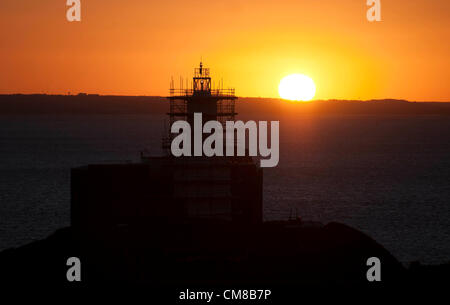 27. Oktober 2012 - Mumbles - Swansea - UK: Sonnenaufgang über den Mumbles Lighhouse im kleinen Dorf von Mumbles in der Nähe von Swansea in Südwales früh auf eine knackige Herbstmorgen. Stockfoto