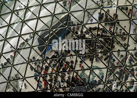 27-OKT-2012. Das Gebäude Soho Galaxy im Chaoyang-Viertel im Zentrum von Peking, entworfen von der Architektin Zaha Hadid, ist das neueste Gebäude des Bauträgers SOHO, das von Zhang Xin und ihrem Mann betrieben wird. Jetzt abgeschlossen und für die Öffentlichkeit während einer großen Eröffnungszeremonie geöffnet. Das von der Architektin Zaha Hadid entworfenes Soho Galaxy-Gebäude im Chaoyang-Bezirk im Zentrum Peking. El edificio de la Galaxia Soho en el distrito de Chaoyang en el Centro de Beijing, diseñado por la arquitecta Zaha Hadid es el último desarrollo de la propiedad del promotor inmobiliario SOHO. © Olli Geibel Stockfoto