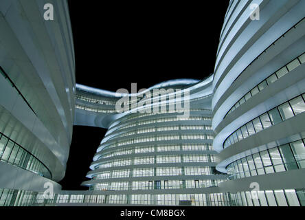 27-OKT-2012. Das Gebäude Soho Galaxy im Chaoyang-Viertel im Zentrum von Peking, entworfen von der Architektin Zaha Hadid, ist das neueste Gebäude des Bauträgers SOHO, das von Zhang Xin und ihrem Mann betrieben wird. Jetzt abgeschlossen und für die Öffentlichkeit während einer großen Eröffnungszeremonie geöffnet. Das von der Architektin Zaha Hadid entworfenes Soho Galaxy-Gebäude im Chaoyang-Bezirk im Zentrum Peking. El edificio de la Galaxia Soho en el distrito de Chaoyang en el Centro de Beijing, diseñado por la arquitecta Zaha Hadid es el último desarrollo de la propiedad del promotor inmobiliario SOHO. © Olli Geibel Stockfoto