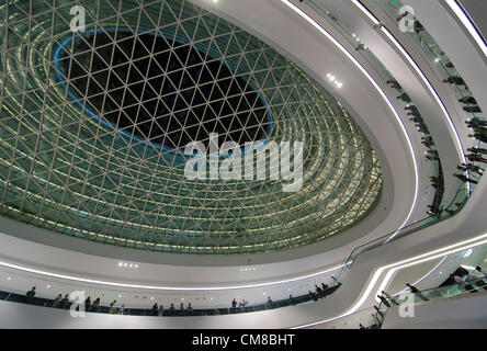 27-OKT-2012. Das Gebäude Soho Galaxy im Chaoyang-Viertel im Zentrum von Peking, entworfen von der Architektin Zaha Hadid, ist das neueste Gebäude des Bauträgers SOHO, das von Zhang Xin und ihrem Mann betrieben wird. Jetzt abgeschlossen und für die Öffentlichkeit während einer großen Eröffnungszeremonie geöffnet. Das von der Architektin Zaha Hadid entworfenes Soho Galaxy-Gebäude im Chaoyang-Bezirk im Zentrum Peking. El edificio de la Galaxia Soho en el distrito de Chaoyang en el Centro de Beijing, diseñado por la arquitecta Zaha Hadid es el último desarrollo de la propiedad del promotor inmobiliario SOHO. © Olli Geibel Stockfoto