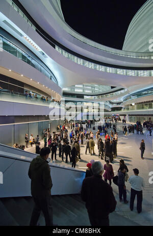 27-OKT-2012. Das Gebäude Soho Galaxy im Chaoyang-Viertel im Zentrum von Peking, entworfen von der Architektin Zaha Hadid, ist das neueste Gebäude des Bauträgers SOHO, das von Zhang Xin und ihrem Mann betrieben wird. Jetzt abgeschlossen und für die Öffentlichkeit während einer großen Eröffnungszeremonie geöffnet. Das von der Architektin Zaha Hadid entworfenes Soho Galaxy-Gebäude im Chaoyang-Bezirk im Zentrum Peking. El edificio de la Galaxia Soho en el distrito de Chaoyang en el Centro de Beijing, diseñado por la arquitecta Zaha Hadid es el último desarrollo de la propiedad del promotor inmobiliario SOHO. © Olli Geibel Stockfoto