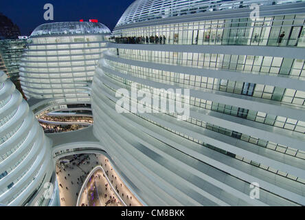 27-OKT-2012. Das Gebäude Soho Galaxy im Chaoyang-Viertel im Zentrum von Peking, entworfen von der Architektin Zaha Hadid, ist das neueste Gebäude des Bauträgers SOHO, das von Zhang Xin und ihrem Mann betrieben wird. Jetzt abgeschlossen und für die Öffentlichkeit während einer großen Eröffnungszeremonie geöffnet. Das von der Architektin Zaha Hadid entworfenes Soho Galaxy-Gebäude im Chaoyang-Bezirk im Zentrum Peking. El edificio de la Galaxia Soho en el distrito de Chaoyang en el Centro de Beijing, diseñado por la arquitecta Zaha Hadid es el último desarrollo de la propiedad del promotor inmobiliario SOHO. © Olli Geibel Stockfoto