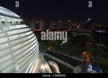 27-OKT-2012. Das Gebäude Soho Galaxy im Chaoyang-Viertel im Zentrum von Peking, entworfen von der Architektin Zaha Hadid, ist das neueste Gebäude des Bauträgers SOHO, das von Zhang Xin und ihrem Mann betrieben wird. Jetzt abgeschlossen und für die Öffentlichkeit während einer großen Eröffnungszeremonie geöffnet. Das von der Architektin Zaha Hadid entworfenes Soho Galaxy-Gebäude im Chaoyang-Bezirk im Zentrum Peking. El edificio de la Galaxia Soho en el distrito de Chaoyang en el Centro de Beijing, diseñado por la arquitecta Zaha Hadid es el último desarrollo de la propiedad del promotor inmobiliario SOHO. © Olli Geibel Stockfoto