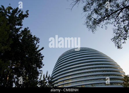 27-OKT-2012. Das Gebäude Soho Galaxy im Chaoyang-Viertel im Zentrum von Peking, entworfen von der Architektin Zaha Hadid, ist das neueste Gebäude des Bauträgers SOHO, das von Zhang Xin und ihrem Mann betrieben wird. Jetzt abgeschlossen und für die Öffentlichkeit während einer großen Eröffnungszeremonie geöffnet. Das von der Architektin Zaha Hadid entworfenes Soho Galaxy-Gebäude im Chaoyang-Bezirk im Zentrum Peking. El edificio de la Galaxia Soho en el distrito de Chaoyang en el Centro de Beijing, diseñado por la arquitecta Zaha Hadid es el último desarrollo de la propiedad del promotor inmobiliario SOHO. © Olli Geibel Stockfoto