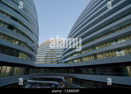 27-OKT-2012. Das Gebäude Soho Galaxy im Chaoyang-Viertel im Zentrum von Peking, entworfen von der Architektin Zaha Hadid, ist das neueste Gebäude des Bauträgers SOHO, das von Zhang Xin und ihrem Mann betrieben wird. Jetzt abgeschlossen und für die Öffentlichkeit während einer großen Eröffnungszeremonie geöffnet. Das von der Architektin Zaha Hadid entworfenes Soho Galaxy-Gebäude im Chaoyang-Bezirk im Zentrum Peking. El edificio de la Galaxia Soho en el distrito de Chaoyang en el Centro de Beijing, diseñado por la arquitecta Zaha Hadid es el último desarrollo de la propiedad del promotor inmobiliario SOHO. © Olli Geibel Stockfoto