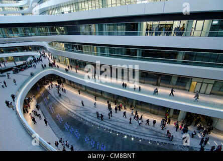 27-OKT-2012. Das Gebäude Soho Galaxy im Chaoyang-Viertel im Zentrum von Peking, entworfen von der Architektin Zaha Hadid, ist das neueste Gebäude des Bauträgers SOHO, das von Zhang Xin und ihrem Mann betrieben wird. Jetzt abgeschlossen und für die Öffentlichkeit während einer großen Eröffnungszeremonie geöffnet. Das von der Architektin Zaha Hadid entworfenes Soho Galaxy-Gebäude im Chaoyang-Bezirk im Zentrum Peking. El edificio de la Galaxia Soho en el distrito de Chaoyang en el Centro de Beijing, diseñado por la arquitecta Zaha Hadid es el último desarrollo de la propiedad del promotor inmobiliario SOHO. © Olli Geibel Stockfoto