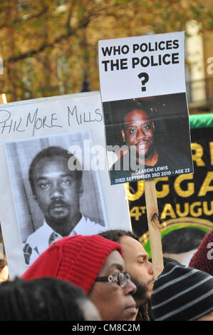 Whitehall, London, UK. 27. Oktober 2012. Menschen hören Lautsprecher während der UFFC Protest. Ein Protest von UFFC [United Freunde und Familie Koalition] außerhalb Downing Street ist die Gruppe für Menschen protestieren, die in polizeilichem Gewahrsam, Haft verstorben sind oder unter dem Mental Health Act festgehalten wurden. Stockfoto