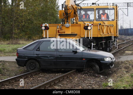 Danzig, Polen 27. Oktober 2012 bundesweit nichtstaatlichen Rettungsteams Manöver "Reborn 2012".  Rettungs-Aktion nach Dummy-Unfall auf einem Bahnübergang. Stockfoto