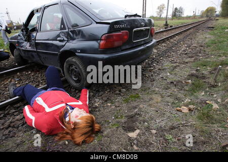 Danzig, Polen 27. Oktober 2012 bundesweit nichtstaatlichen Rettungsteams Manöver "Reborn 2012".  Rettungs-Aktion nach Dummy-Unfall auf einem Bahnübergang. Stockfoto