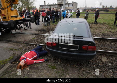 Danzig, Polen 27. Oktober 2012 bundesweit nichtstaatlichen Rettungsteams Manöver "Reborn 2012".  Rettungs-Aktion nach Dummy-Unfall auf einem Bahnübergang. Stockfoto