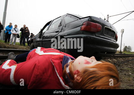 Danzig, Polen 27. Oktober 2012 bundesweit nichtstaatlichen Rettungsteams Manöver "Reborn 2012".  Rettungs-Aktion nach Dummy-Unfall auf einem Bahnübergang. Stockfoto