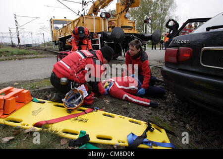 Danzig, Polen 27. Oktober 2012 bundesweit nichtstaatlichen Rettungsteams Manöver "Reborn 2012".  Rettungs-Aktion nach Dummy-Unfall auf einem Bahnübergang. Stockfoto