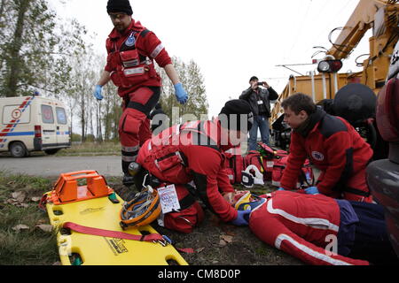 Danzig, Polen 27. Oktober 2012 bundesweit nichtstaatlichen Rettungsteams Manöver "Reborn 2012".  Rettungs-Aktion nach Dummy-Unfall auf einem Bahnübergang. Stockfoto