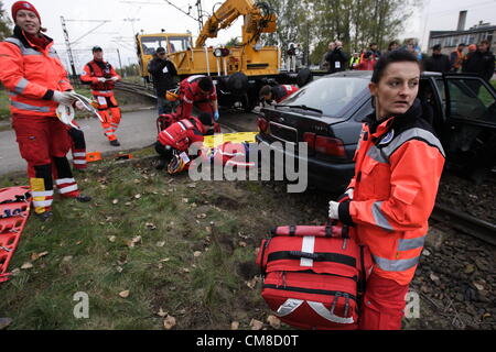 Danzig, Polen 27. Oktober 2012 bundesweit nichtstaatlichen Rettungsteams Manöver "Reborn 2012".  Rettungs-Aktion nach Dummy-Unfall auf einem Bahnübergang. Stockfoto