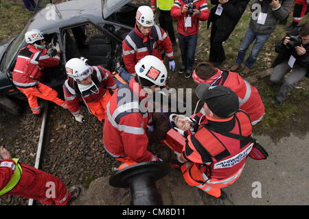 Danzig, Polen 27. Oktober 2012 bundesweit nichtstaatlichen Rettungsteams Manöver "Reborn 2012".  Rettungs-Aktion nach Dummy-Unfall auf einem Bahnübergang. Stockfoto