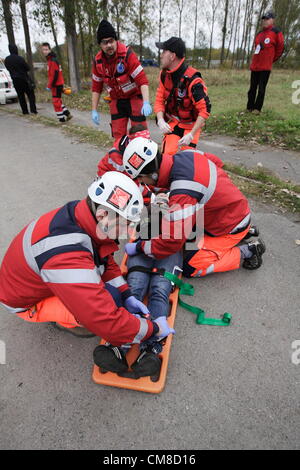 Danzig, Polen 27. Oktober 2012 bundesweit nichtstaatlichen Rettungsteams Manöver "Reborn 2012".  Rettungs-Aktion nach Dummy-Unfall auf einem Bahnübergang. Stockfoto