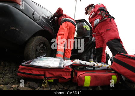 Danzig, Polen 27. Oktober 2012 bundesweit nichtstaatlichen Rettungsteams Manöver "Reborn 2012".  Rettungs-Aktion nach Dummy-Unfall auf einem Bahnübergang. Stockfoto