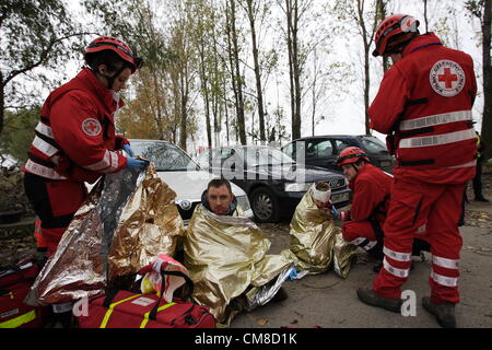 Danzig, Polen 27. Oktober 2012 bundesweit nichtstaatlichen Rettungsteams Manöver "Reborn 2012".  Rettungs-Aktion nach Dummy-Unfall auf einem Bahnübergang. Stockfoto