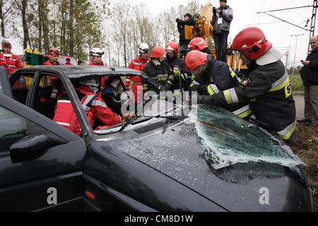 Danzig, Polen 27. Oktober 2012 bundesweit nichtstaatlichen Rettungsteams Manöver "Reborn 2012".  Rettungs-Aktion nach Dummy-Unfall auf einem Bahnübergang. Stockfoto