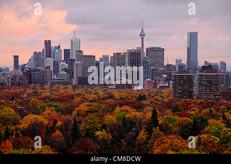 Dramatische stürmischen Wolken über Toronto unter dem Einfluss von den herannahenden Hurrikan Sandy hat das Potenzial, ein Supersturm zu werden, wenn es in den nächsten Tagen mit einer starken Kaltfront zusammengeführt wird Stockfoto