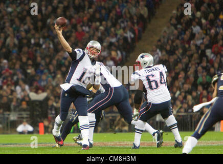 28.10.2012 London, England.  NE Patrioten QB Tom Brady wirft ein TD pass während des Spiels NFL International Series 2012 zwischen The Bill Belichick und Tom Brady führte die New England Patriots und die St. Louis Rams von Wembley-Stadion. Stockfoto