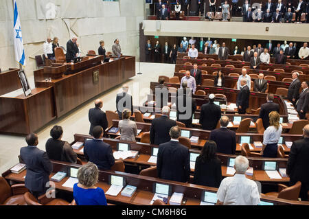 Knesset-Abgeordneten stehen mit zur Erinnerung an ermordete Yitzhak Rabin gesenkten Köpfen. Jerusalem, Israel. 28. Oktober 2012.  Knesset Plenum hält Sondertagung Gedenken an Yitzhak Rabin, ehemaliger Premierminister, Verteidigungsminister, Chef des Stabes und Friedensnobelpreisträger, 4. November 1995 bei einer Friedenskundgebung in Tel Aviv ermordet. Stockfoto