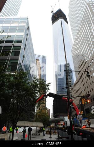 Manhattan, New York, USA - Betonsperren in Ort außerhalb von Goldman Sachs Hauptsitz im Battery Park vor Hurrikan Sandy, 28. Oktober 2012 gehoben. (Bild Kredit: Bryan Smith/ZUMAPRESS.com ©) Stockfoto