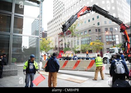 Manhattan, New York, USA - Betonsperren in Ort außerhalb von Goldman Sachs Hauptsitz im Battery Park vor Hurrikan Sandy, 28. Oktober 2012 gehoben. (Bild Kredit: Bryan Smith/ZUMAPRESS.com ©) Stockfoto