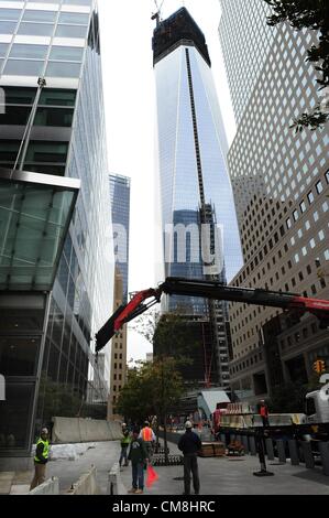 Manhattan, New York, USA - Betonsperren in Ort außerhalb von Goldman Sachs Hauptsitz im Battery Park vor Hurrikan Sandy, 28. Oktober 2012 gehoben. (Bild Kredit: Bryan Smith/ZUMAPRESS.com ©) Stockfoto