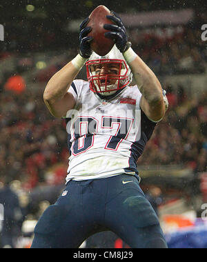 28.10.2012 London, England.  NE Patrioten TE Rob Gronkowski feiert seine TD Spiel zwischen The Bill Belichick und Tom Brady führte während der NFL International Series 2012 New England Patriots und die St. Louis Rams von Wembley-Stadion. Stockfoto