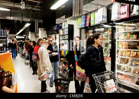 Sonntag; 28. Oktober 2012, New York City, USA; im Vorfeld der Sturm & 7 p.m.transit warten Herunterfahren Menschen in einstündigen Kasse in einem New Yorker Supermarkt wie New Yorker dringende Warnungen Vorbereitung auf Ankunft des Hurrikans Sandy aufstocken der Lebensmittel beachten; Wasser; Kerzen & Batterien Stockfoto