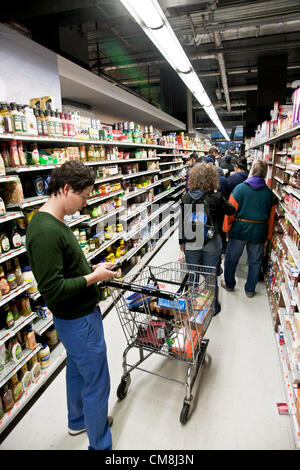 Sonntag; 28. Oktober 2012, New York City, USA; vor Sturm & 7 p.m.transit Herunterfahren eines mehrere Check-out Zeilen erstreckt sich in Richtung Vorderseite des Speichers in einem New Yorker Supermarkt wie New Yorker dringende Warnungen Vorbereitung auf Ankunft des Hurrikans Sandy aufstocken der Lebensmittel beachten; Wasser; Kerzen & Batterien Stockfoto