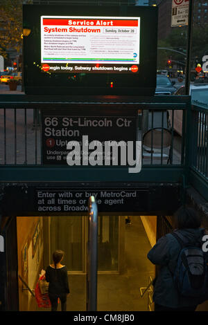 28. Oktober 2012, New York, NY;  Menschen geben Sie 66th St. Lincoln Center u-Bahnstation ca. eine Stunde vor der New Yorker u-Bahn vor Hurrikan Sandy heruntergefahren werden soll. Stockfoto