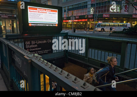 28. Oktober 2012, New York, NY;  Menschen verlassen 66th St. Lincoln Center u-Bahnstation ca. eine Stunde vor der New Yorker u-Bahn vor Hurrikan Sandy heruntergefahren werden soll. Stockfoto