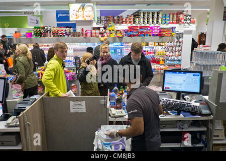 28. Oktober 2012, New York, NY; die Leute stehen in einem Duane Reade-Laden in der West 50th Street und am Broadway, um vor Hurrikan Sandy das Wesentliche zu kaufen. Stockfoto