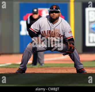 28. Oktober 2012 - Cincinnati, Ohio, USA - San Francisco Giants dritten Basisspieler 48 PABLO SANDOVAL zusieht beim dritten. Am Mittwoch, 10. Oktober 2012 mit den Cincinnati Reds im Great American Ball Park. In Spiel 4 der MLB Playoff-Spiel. (Bild Kredit: Ernest Coleman/ZUMAPRESS.com)/ © Alamy live-Nachrichten. Stockfoto