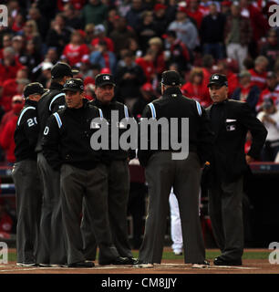 28. Oktober 2012 stehen - Cincinnati, Ohio, USA - MLB Schiedsrichter auf Home-Plate in Cincinnati Reds Great American Ball in Cincinnati, Ohio. Am Mittwoch, 10. Oktober 2012. Vor Beginn der MLB Playoff-Spiel 4 mit den CINCINNATI REDS und die SAN FRANCISCO GIANTS. (Bild Kredit: Ernest Coleman/ZUMAPRESS.com)/ © Alamy live-Nachrichten. Stockfoto