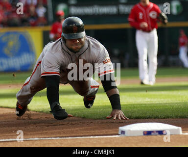 28. Oktober 2012 - Cincinnati, Ohio, USA - San Francisco Giants PABLO SANDOVAL Kopf tauchen zuerst in dritten Base. Am Donnerstag, 10. Oktober 2013. Während des Spiels mit den Cincinnati Reds am Great American Ball Park in Spiel 4 der MLB National League Division Series in Cincinnati, Ohio. (Bild Kredit: Ernest Coleman/ZUMAPRESS.com)/ © Alamy live-Nachrichten. Stockfoto