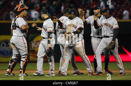 28. Oktober 2012 - Cincinnati, Ohio, USA - San Francisco Giants Spieler gratulieren einander, nachdem sie den Cincinnati Reds auf Mittwoch, 10. Oktober 2012 zu schlagen. Das beste der Serie 5 auf 2 bis 2 zu fesseln. Beim Spielen in der MLB National League Division Series Spiel 4 in Cincinnati, Ohio. (Bild Kredit: Ernest Coleman/ZUMAPRESS.com)/ © Alamy live-Nachrichten. Stockfoto