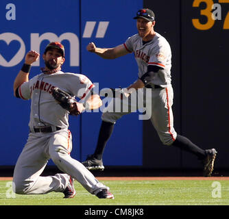 28. Oktober 2012 - Cincinnati, Ohio, USA - San Francisco Giants 16 PAGAN ANGEL pop-up und zölibatäre nach Cincinnati Reds Dioner Navarro das Drittel des 8. Inning machen einen verschiebbaren Haken einen Fly Ball getroffen werden. Als die Riesen die Reds 6 bis 4 schlagen gewinnen die NLDS auf Donnerstag, 11. Oktober 2012 in Cincinnati, Ohio. Als Teamkollege BUSTER POSEY zölibatäre mit ihm auf dem Spiel. (Bild Kredit: Ernest Coleman/ZUMAPRESS.com)/ © Alamy live-Nachrichten. Stockfoto