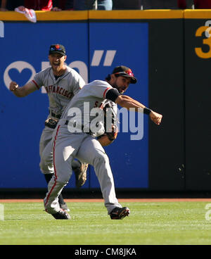 28. Oktober 2012 - Cincinnati, Ohio, USA - San Francisco Giants 16 PAGAN ANGEL pop-up und zölibatäre nach Cincinnati Reds Dioner Navarro das Drittel des 8. Inning machen einen verschiebbaren Haken einen Fly Ball getroffen werden. Als die Riesen die Reds 6 bis 4 schlagen gewinnen die NLDS auf Donnerstag, 11. Oktober 2012 in Cincinnati, Ohio. Als Teamkollege BUSTER POSEY zölibatäre mit ihm auf dem Spiel. (Bild Kredit: Ernest Coleman/ZUMAPRESS.com)/ © Alamy live-Nachrichten. Stockfoto