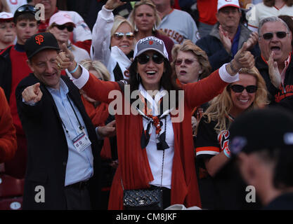 28. Oktober 2012 - Cincinnati, Ohio, USA - San Francisco Giants Präsidenten und CEO Larry Baer auf der linken Seite steht Jubel und Celibating seinem Team Spiel 5 der National League Division Series zu gewinnen. Am Donnerstag, 11. Oktober 2012 über den Cincinnati Reds (Credit-Bild: © Ernest Coleman/ZUMAPRESS.com)/ Alamy live-Nachrichten. Stockfoto