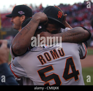 28. Oktober 2012 - Cincinnati, Ohio, USA - San Francisco Giants SERIGO ROMO umarmt Teamkollege PABLO SANDOVAL, nachdem die Giants schlagen die Cincinnati Reds 6 bis 4 NLDS Game 5 auf Donnerstag, 11. Oktober 2012 zu gewinnen. (Bild Kredit: Ernest Coleman/ZUMAPRESS.com)/ © Alamy live-Nachrichten. Stockfoto